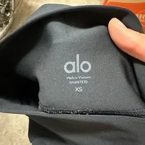 alo yoga ヨガパンツ XS ブラック　未使用 alo yoga スウェットパンツ ブラック XS 【新品】 - メルカリ